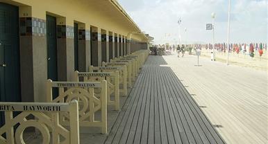 Deauville proche de l'Hotel Saint James, hôtel 3 étoiles à Trouville sur Mer, hôtel de charme en bord de mer dans le Calvados, hotel avec salon bar proche de Deauville, Cabourg, Honfleur sur la côte fleurie en Normandie
