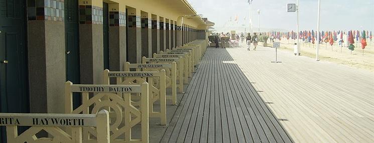 Deauville proche de l'Hotel Saint James, hôtel 3 étoiles à Trouville sur Mer, hôtel de charme en bord de mer dans le Calvados, hotel avec salon bar proche de Deauville, Cabourg, Honfleur sur la côte fleurie en Normandie