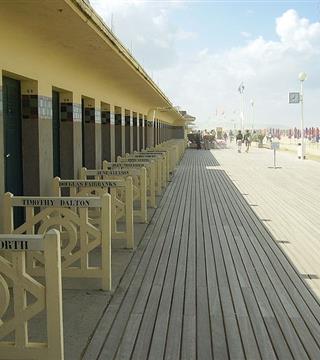 Deauville proche de l'Hotel Saint James, hôtel 3 étoiles à Trouville sur Mer, hôtel de charme en bord de mer dans le Calvados, hotel avec salon bar proche de Deauville, Cabourg, Honfleur sur la côte fleurie en Normandie