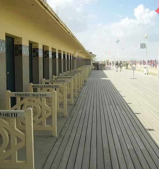 Deauville proche de l'Hotel Saint James, hôtel 3 étoiles à Trouville sur Mer, hôtel de charme en bord de mer dans le Calvados, hotel avec salon bar proche de Deauville, Cabourg, Honfleur sur la côte fleurie en Normandie