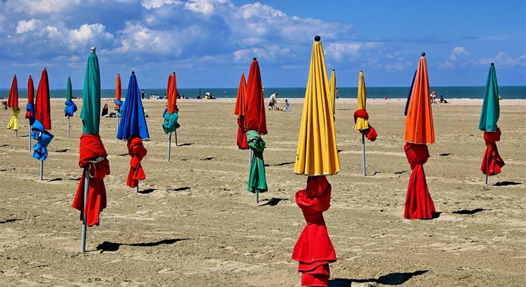 Deauville proche de l'Hotel Saint James, hôtel 3 étoiles à Trouville sur Mer, hôtel de charme en bord de mer dans le Calvados, hotel avec salon bar proche de Deauville, Cabourg, Honfleur sur la côte fleurie en Normandie