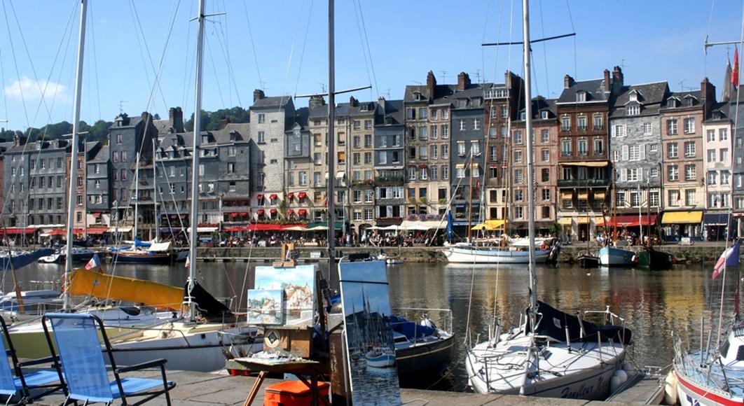Honfleur proche de l'Hotel Saint James, hôtel 3 étoiles à Trouville sur Mer, hôtel de charme en bord de mer dans le Calvados, hotel avec salon bar proche de Deauville, Cabourg, Honfleur sur la côte fleurie en Normandie