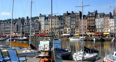 Honfleur proche de l'Hotel Saint James, hôtel 3 étoiles à Trouville sur Mer, hôtel de charme en bord de mer dans le Calvados, hotel avec salon bar proche de Deauville, Cabourg, Honfleur sur la côte fleurie en Normandie