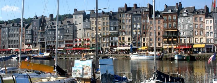Honfleur proche de l'Hotel Saint James, hôtel 3 étoiles à Trouville sur Mer, hôtel de charme en bord de mer dans le Calvados, hotel avec salon bar proche de Deauville, Cabourg, Honfleur sur la côte fleurie en Normandie
