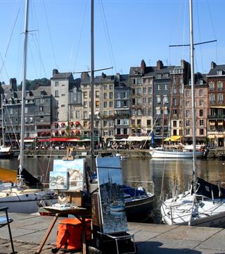 Honfleur proche de l'Hotel Saint James, hôtel 3 étoiles à Trouville sur Mer, hôtel de charme en bord de mer dans le Calvados, hotel avec salon bar proche de Deauville, Cabourg, Honfleur sur la côte fleurie en Normandie