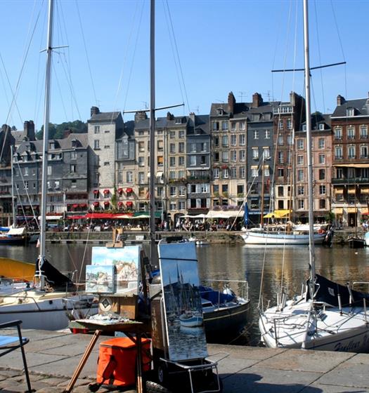 Honfleur proche de l'Hotel Saint James, hôtel 3 étoiles à Trouville sur Mer, hôtel de charme en bord de mer dans le Calvados, hotel avec salon bar proche de Deauville, Cabourg, Honfleur sur la côte fleurie en Normandie