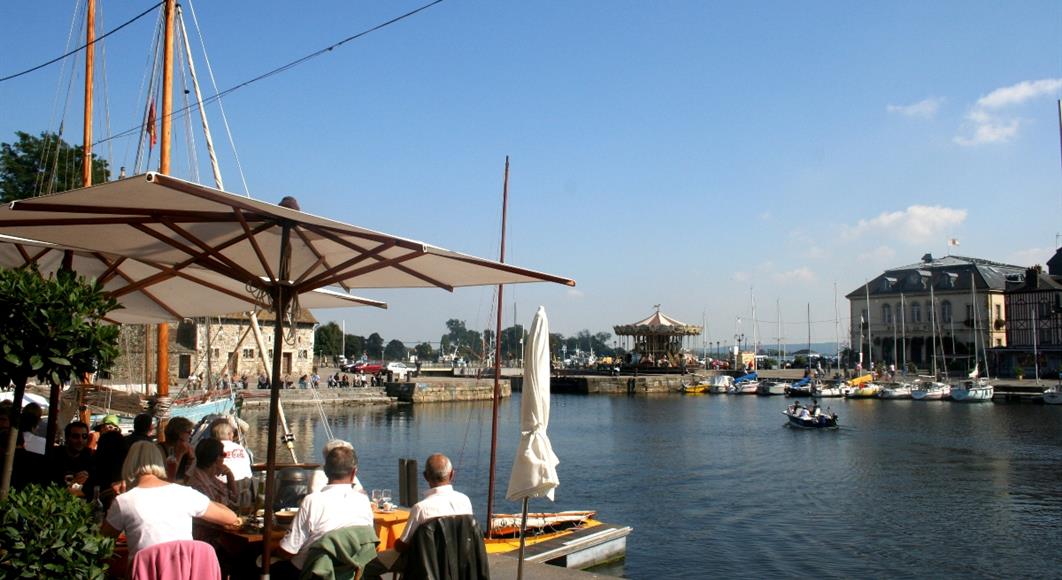 Honfleur proche de l'Hotel Saint James, hôtel 3 étoiles à Trouville sur Mer, hôtel de charme en bord de mer dans le Calvados, hotel avec salon bar proche de Deauville, Cabourg, Honfleur sur la côte fleurie en Normandie