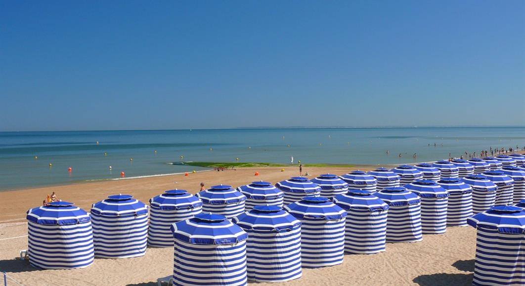 Cabourg proche de l'Hotel Saint James, hôtel 3 étoiles à Trouville sur Mer, hôtel de charme en bord de mer dans le Calvados, hotel avec salon bar proche de Deauville, Cabourg, Honfleur sur la côte fleurie en Normandie