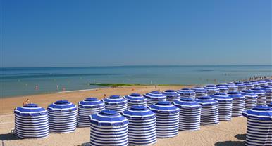 Cabourg proche de l'Hotel Saint James, hôtel 3 étoiles à Trouville sur Mer, hôtel de charme en bord de mer dans le Calvados, hotel avec salon bar proche de Deauville, Cabourg, Honfleur sur la côte fleurie en Normandie