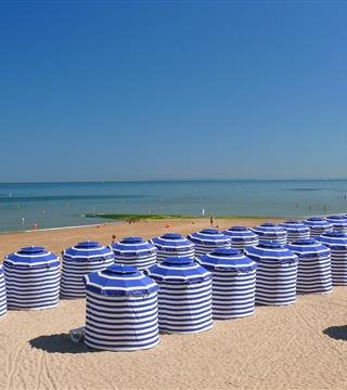 Cabourg proche de l'Hotel Saint James, hôtel 3 étoiles à Trouville sur Mer, hôtel de charme en bord de mer dans le Calvados, hotel avec salon bar proche de Deauville, Cabourg, Honfleur sur la côte fleurie en Normandie
