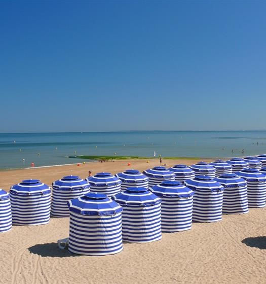 Cabourg proche de l'Hotel Saint James, hôtel 3 étoiles à Trouville sur Mer, hôtel de charme en bord de mer dans le Calvados, hotel avec salon bar proche de Deauville, Cabourg, Honfleur sur la côte fleurie en Normandie