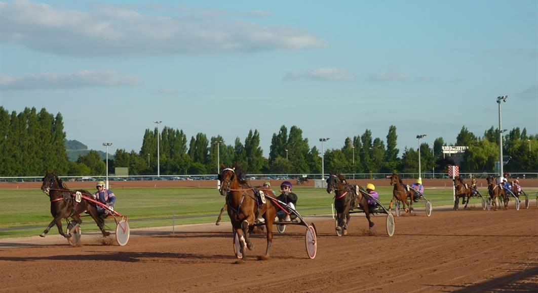 Equitation - Hotel Saint James, hôtel 3 étoiles à Trouville sur Mer, hôtel de charme en bord de mer dans le Calvados, hotel avec salon bar proche de Deauville, Cabourg, Honfleur sur la côte fleurie en Normandie