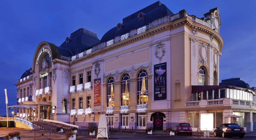 Casino Barrière Trouville sur Mer proche de l'Hotel Saint James, hôtel 3 étoiles à Trouville sur Mer, hôtel de charme en bord de mer dans le Calvados, hotel avec salon bar proche de Deauville, Cabourg, Honfleur sur la côte fleurie en Normandie