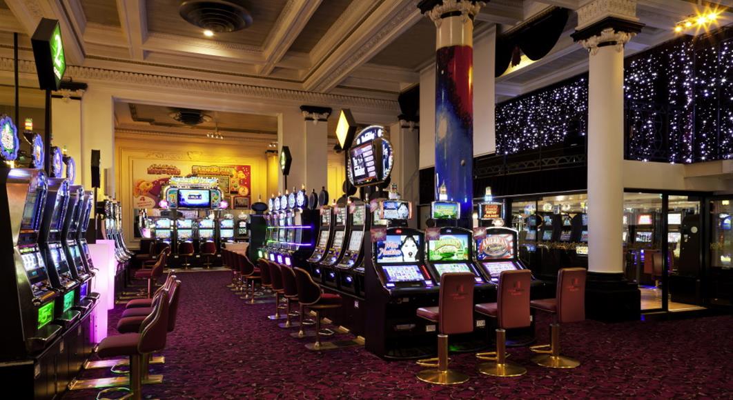 Casino Barrière Trouville sur Mer proche de l'Hotel Saint James, hôtel 3 étoiles à Trouville sur Mer, hôtel de charme en bord de mer dans le Calvados, hotel avec salon bar proche de Deauville, Cabourg, Honfleur sur la côte fleurie en Normandie