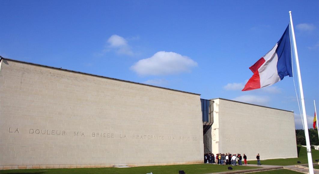Mémorial de Caen - Hotel Saint James, hôtel 3 étoiles à Trouville sur Mer, hôtel de charme en bord de mer dans le Calvados, hotel avec salon bar proche de Deauville, Cabourg, Honfleur sur la côte fleurie en Normandie