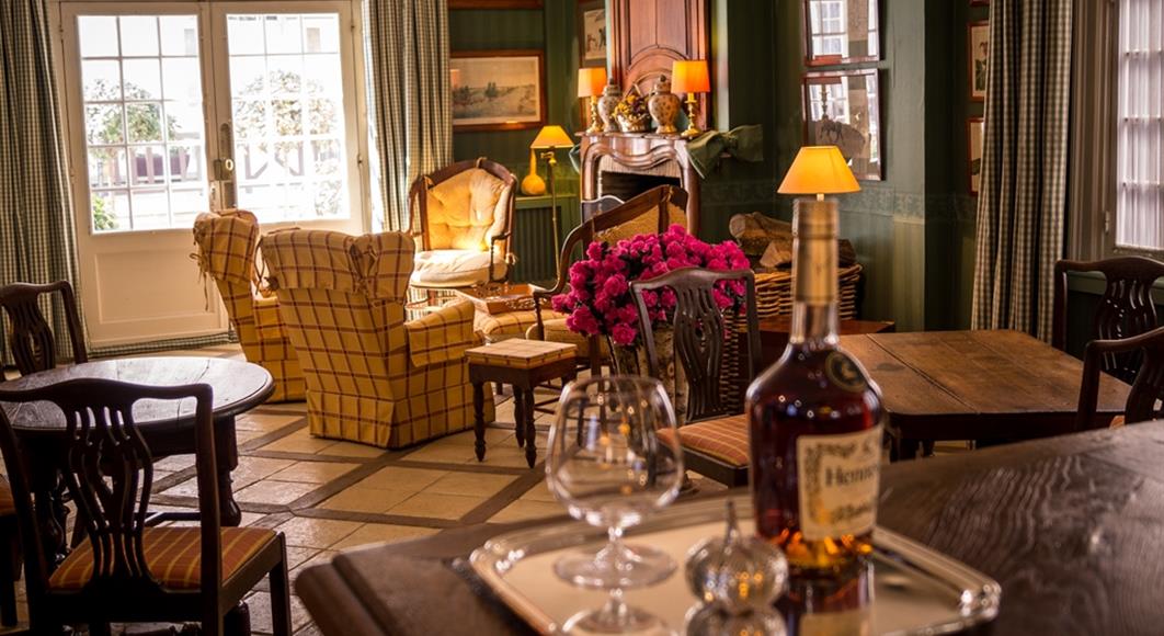Hotel Saint James, hôtel 3 étoiles à Trouville sur Mer, hôtel de charme en bord de mer dans le Calvados, hotel avec salon bar proche de Deauville, Cabourg, Honfleur sur la côte fleurie en Normandie