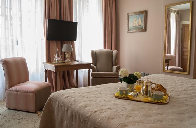 Hotel Saint James, hôtel 3 étoiles à Trouville sur Mer, hôtel de charme en bord de mer dans le Calvados, hotel avec salon bar proche de Deauville, Cabourg, Honfleur sur la côte fleurie en Normandie