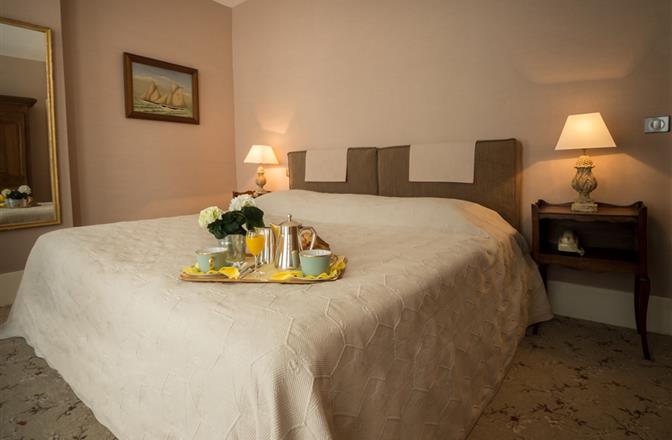 Hotel Saint James, hôtel 3 étoiles à Trouville sur Mer, hôtel de charme en bord de mer dans le Calvados, hotel avec salon bar proche de Deauville, Cabourg, Honfleur sur la côte fleurie en Normandie