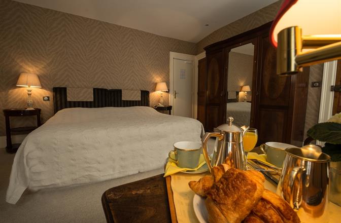 Hotel Saint James, hôtel 3 étoiles à Trouville sur Mer, hôtel de charme en bord de mer dans le Calvados, hotel avec salon bar proche de Deauville, Cabourg, Honfleur sur la côte fleurie en Normandie