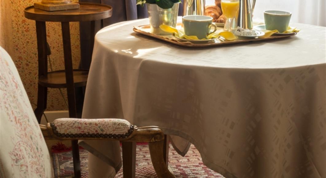 Chambre Elégante à l'Hotel Saint James, hôtel 3 étoiles à Trouville sur Mer, hôtel de charme en bord de mer dans le Calvados, hotel avec salon bar proche de Deauville, Cabourg, Honfleur sur la côte fleurie en Normandie