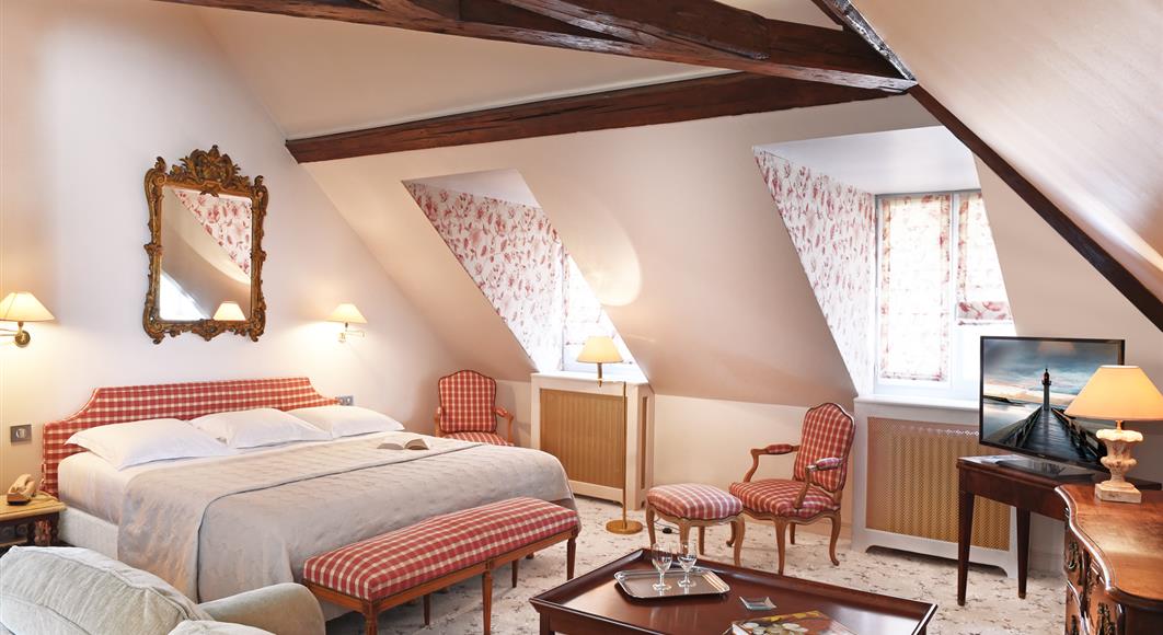 Suite Privilège à l'Hotel Saint James, hôtel 3 étoiles à Trouville sur Mer, hôtel de charme en bord de mer dans le Calvados, hotel avec salon bar proche de Deauville, Cabourg, Honfleur sur la côte fleurie en Normandie