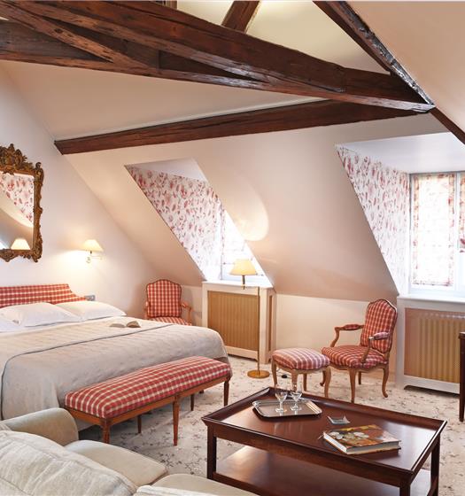 Suite Privilège à l'Hotel Saint James, hôtel 3 étoiles à Trouville sur Mer, hôtel de charme en bord de mer dans le Calvados, hotel avec salon bar proche de Deauville, Cabourg, Honfleur sur la côte fleurie en Normandie