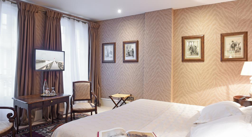 Chambre Elégante à l'Hotel Saint James, hôtel 3 étoiles à Trouville sur Mer, hôtel de charme en bord de mer dans le Calvados, hotel avec salon bar proche de Deauville, Cabourg, Honfleur sur la côte fleurie en Normandie