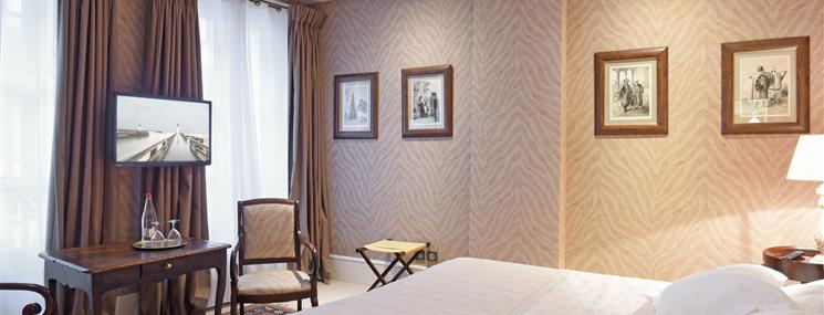 Chambre Elégante à l'Hotel Saint James, hôtel 3 étoiles à Trouville sur Mer, hôtel de charme en bord de mer dans le Calvados, hotel avec salon bar proche de Deauville, Cabourg, Honfleur sur la côte fleurie en Normandie