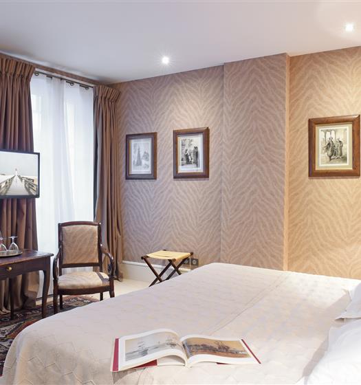 Chambre Elégante à l'Hotel Saint James, hôtel 3 étoiles à Trouville sur Mer, hôtel de charme en bord de mer dans le Calvados, hotel avec salon bar proche de Deauville, Cabourg, Honfleur sur la côte fleurie en Normandie