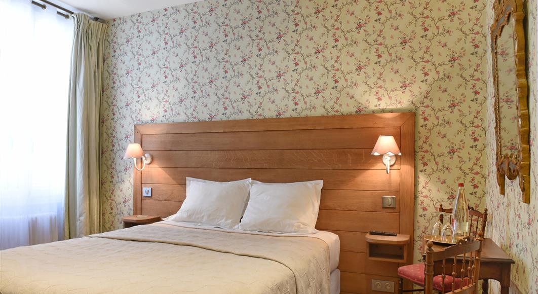 Chambre Charme à l'Hotel Saint James, hôtel 3 étoiles à Trouville sur Mer, hôtel de charme en bord de mer dans le Calvados, hotel avec salon bar proche de Deauville, Cabourg, Honfleur sur la côte fleurie en Normandie