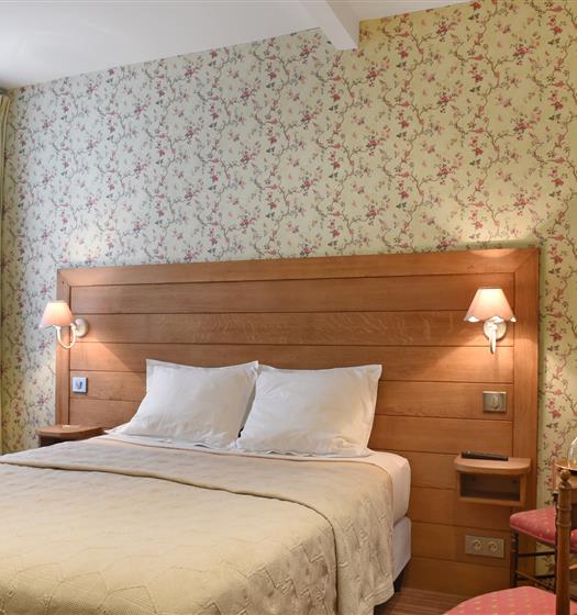Chambre Charme à l'Hotel Saint James, hôtel 3 étoiles à Trouville sur Mer, hôtel de charme en bord de mer dans le Calvados, hotel avec salon bar proche de Deauville, Cabourg, Honfleur sur la côte fleurie en Normandie