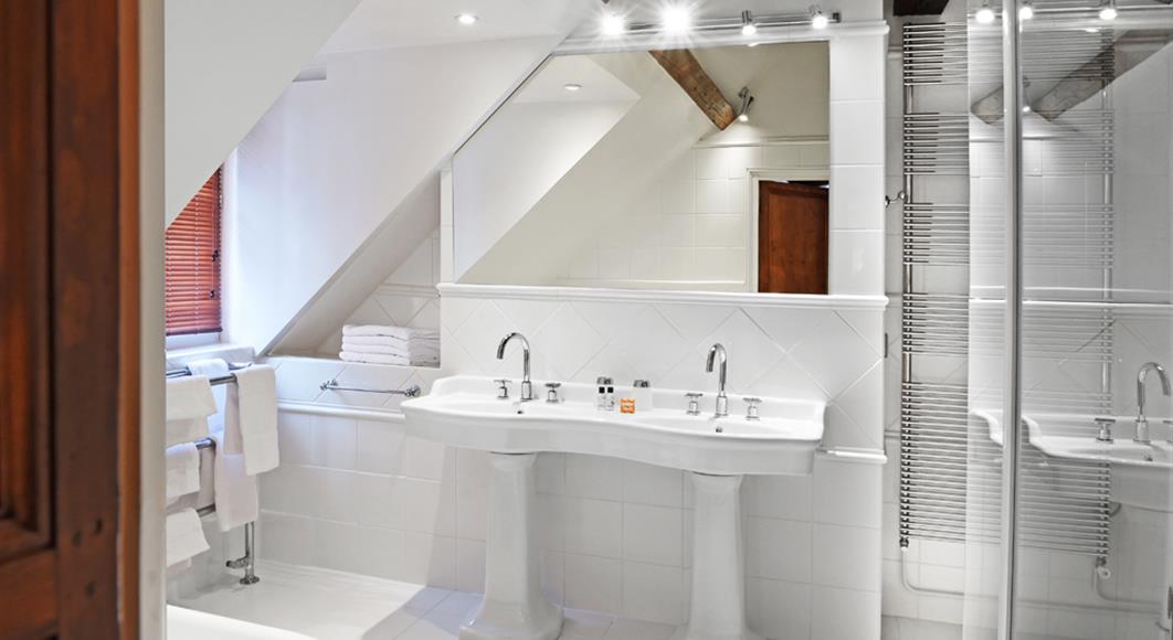 Suite Privilège à l'Hotel Saint James, hôtel 3 étoiles à Trouville sur Mer, hôtel de charme en bord de mer dans le Calvados, hotel avec salon bar proche de Deauville, Cabourg, Honfleur sur la côte fleurie en Normandie