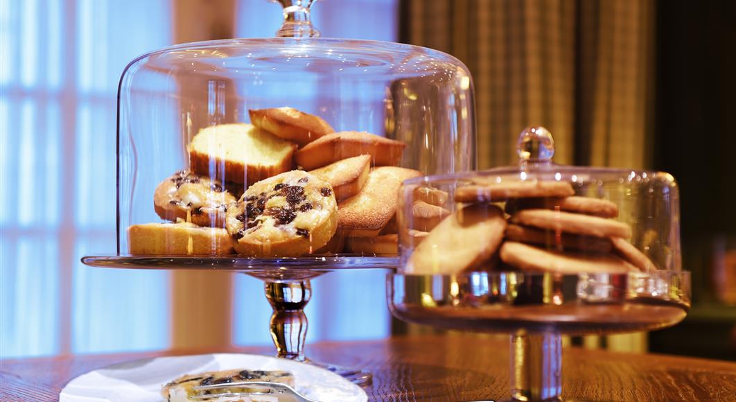 Salon bar de l'Hotel Saint James, cheminée, hôtel 3 étoiles à Trouville sur Mer, hôtel de charme en bord de mer dans le Calvados, hotel avec salon bar, heure du thé, proche de Deauville, Cabourg, Honfleur sur la côte fleurie en Normandie