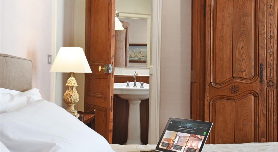 Chambre Elégante à l'Hotel Saint James, hôtel 3 étoiles à Trouville sur Mer, hôtel de charme en bord de mer dans le Calvados, hotel avec salon bar proche de Deauville, Cabourg, Honfleur sur la côte fleurie en Normandie