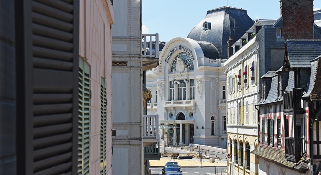 Hotel Saint James, hôtel 3 étoiles à Trouville sur Mer, hôtel de charme en bord de mer dans le Calvados, hotel avec salon bar proche de Deauville, Cabourg, Honfleur sur la côte fleurie en Normandie