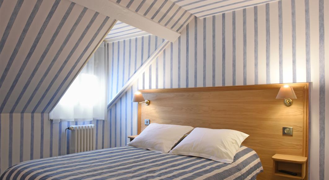 Chambre Charme à l'Hotel Saint James, hôtel 3 étoiles à Trouville sur Mer, hôtel de charme en bord de mer dans le Calvados, hotel avec salon bar proche de Deauville, Cabourg, Honfleur sur la côte fleurie en Normandie