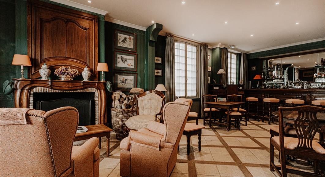 Salon bar de l'Hotel Saint James, cheminée, hôtel 3 étoiles à Trouville sur Mer, hôtel de charme en bord de mer dans le Calvados, hotel avec salon bar, heure du thé, proche de Deauville, Cabourg, Honfleur sur la côte fleurie en Normandie