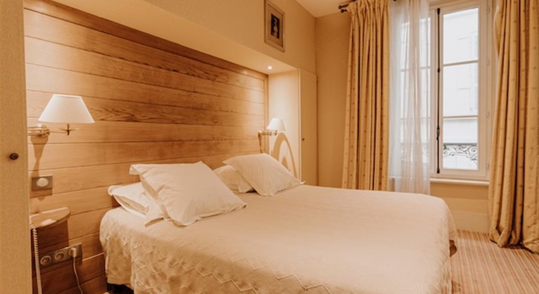 Chambre Charme à l'Hotel Saint James, hôtel 3 étoiles à Trouville sur Mer, hôtel de charme en bord de mer dans le Calvados, hotel avec salon bar proche de Deauville, Cabourg, Honfleur sur la côte fleurie en Normandie