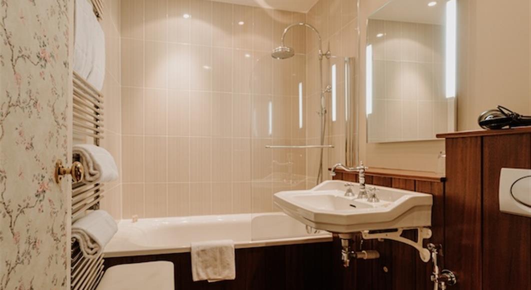 Chambre Charme à l'Hotel Saint James, hôtel 3 étoiles à Trouville sur Mer, hôtel de charme en bord de mer dans le Calvados, hotel avec salon bar proche de Deauville, Cabourg, Honfleur sur la côte fleurie en Normandie